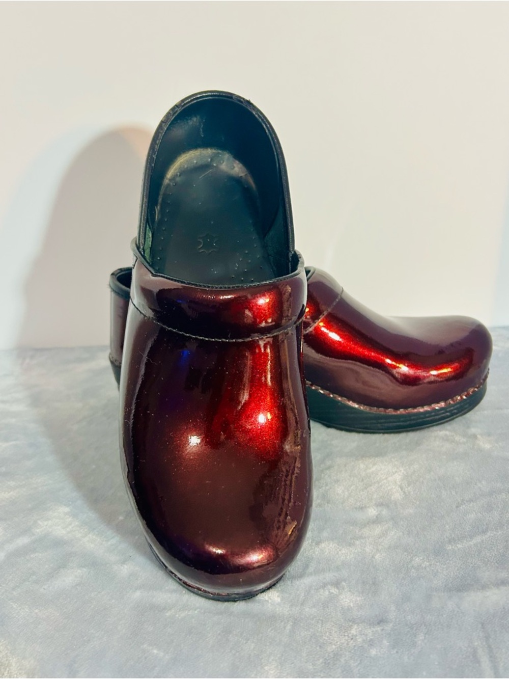 Dansko Professional Clogs Womens 39 Burgundy Patent Leather Nursing Shoes EU 39